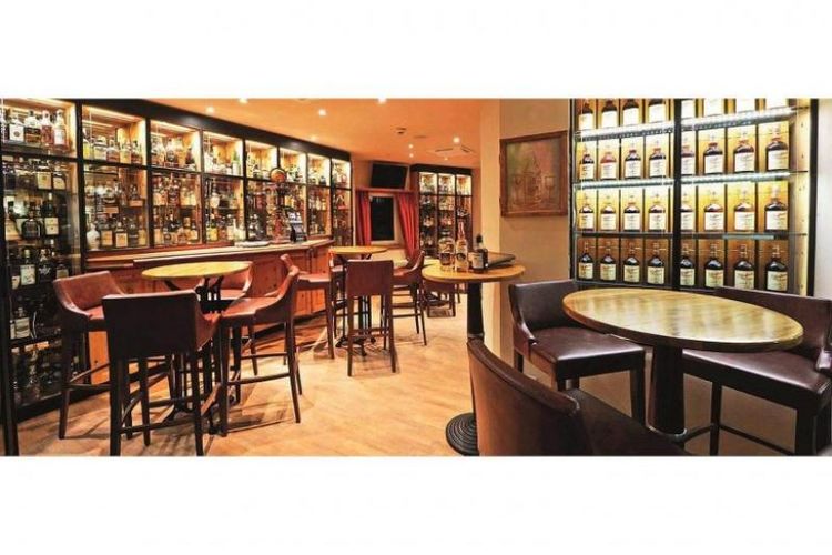 Sebuah bar wiski di Waldhaus Am See Hotels Devils Place, Swiss. (Straits Times)