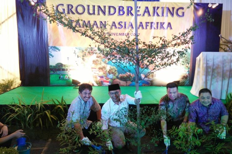 Wali Kota Bandung Ridwan Kamil dalam groundbreaking Taman Asia Afrika di Jalan Ibrahim Adjie (Kiaracondong), Jumat (3/11/2017).