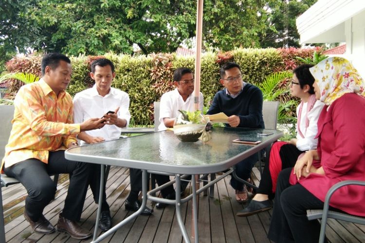 Wali Kota Bandung Ridwan Kamil bersama Sekjen Partai Golkar Idrus Marham beserta pengurus Partai Golkar saat menggelar pertemuan di rumah dinas Pendopo Kota Bandung, Jalan Dalemkaum, Sabtu (4/11/2017).