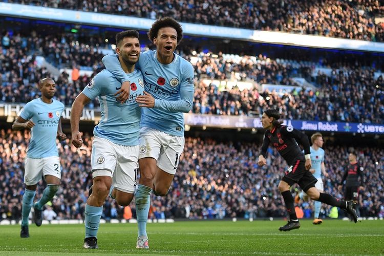 Striker Manchester City, Sergio Aguero (2 dari kiri), melakukan selebrasi bersama rekannya setelah mencetak gol kedua Man City melalaui titik penalti saat melawan Arsenal dalam pertandingan Premier League di Etihad Stadium, Manchester, Minggu (5/11/2017).
