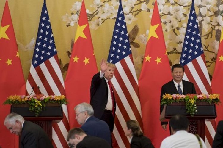 Presiden AS Donald Trump dan Presiden China Xi Jinping bertemu di Balai Agung Rakyat China di Beijing, Kamis (9/11/2017). (AFP/Jim Watson)