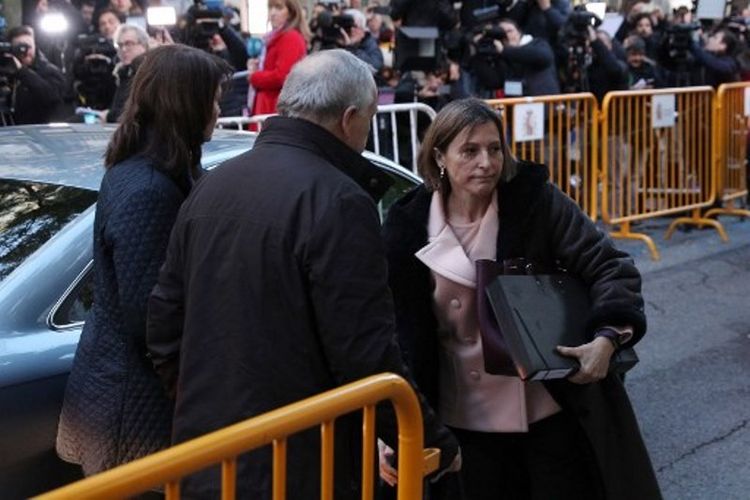 Carme Forcadell ketika hadir di Audiencia Nacional Spanyol Kamis (9/11/2017). Forcadell bisa dibebaskan jika pengacaranya membayar jaminan sebesar Rp 2,3 miliar.