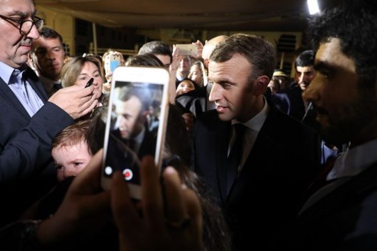 Presiden Perancis Emmanuel Macron berbicara kepada jurnalis setelah konferensi pers di Dubai, Kamis (9/11/2017). (AFP/Ludovic Marin)