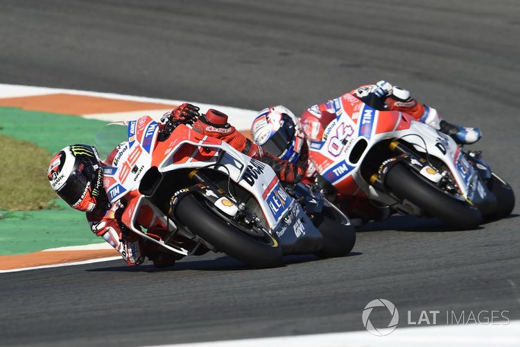 Dua pebalap Ducati, Jorge Lorenzo (99) dan Andrea Dovizioso (04) di GP Valencia, Minggu (12/11/2017).