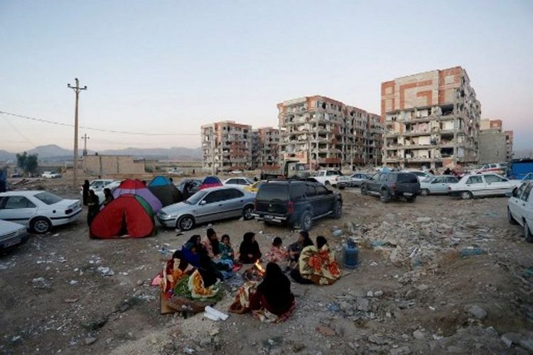 Warga tengah mengungsi di ruang terbuka di Sarpol-e Zahab Senin (13/11/2017). Gempa berkekuatan 7,3 skala Richter itu menewaskan 207 orang dan melukai 1.700 warga yang lain.