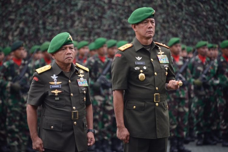 Mayjen TNI Doni Monardo (kanan) resmi menjabat sebagai Pangdam III/Siliwangi menggantikan Mayjen TNI Muhamad Herindra.