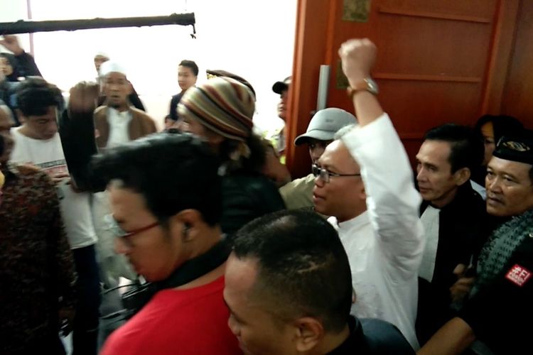 Terdakwa pelanggar UU ITE, Buni Yani saat hadir dalam sidang vonis di Gedung Dinas Perpustakaan dan Kearsipan (Dispusip) Kota Bandung, Jalan Seram, Kota Bandung, Selasa (14/11/2017). 