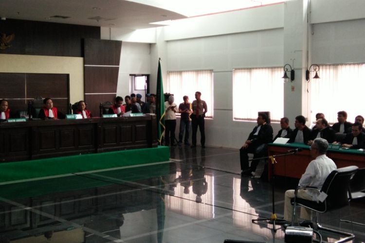 Terdakwa pelanggar UU ITE, Buni Yani saat hadir dalam sidang vonis di Gedung Dinas Perpustakaan dan Kearsipan (Dispusip) Kota Bandung, Jalan Seram, Kota Bandung, Selasa (14/11/2017). 