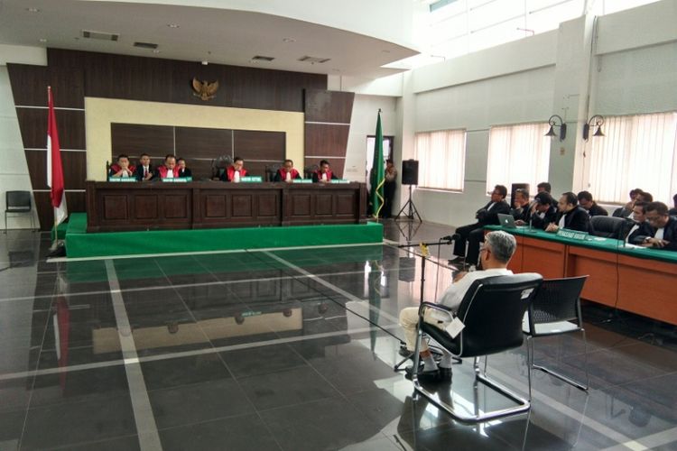 Buni Yani, terdakwa kasus pelanggaran UU ITE, menjalani sidang putusan di Gedung Dinas Perpustakaan dan Arsip (Dispusip), Jalan Seram, Kota Bandung, Selasa (14/11/2017).