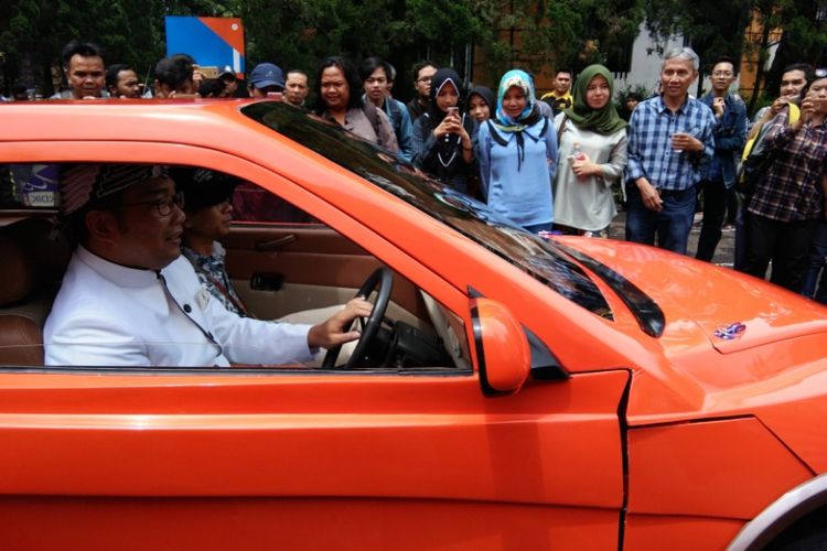 Wali Kota Bandung Ridwan Kamil saat mencoba mengendarai Evhero, mobil listrik karya Institut Teknologi Nasional (Itenas), Rabu (15/11/2017).