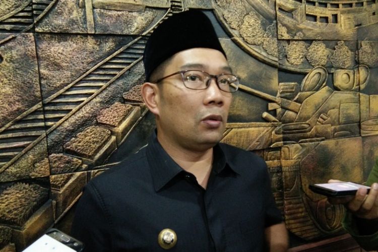 Kandidat Gubernur Jawa Barat, Ridwan Kamil saat diwawancarai wartawan usai rapat paripurna di Gedung DPRD Kota Bandung, Jalan Sukabumi, Jumat (17/11/2017).