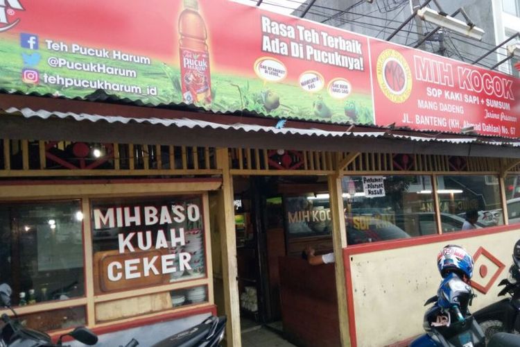 Mih Kocok? Mang Dadeng, tempat makan mie kocok di Jalan Banteng (KH.Ahmad Dahlan) No. 67 ini memiliki ciri khas di bumbu spesial yang merupakan rahasia keluarga. Ada 27 bumbu rempah yang digunakan.