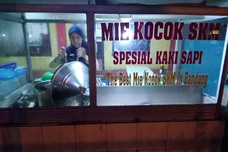 Mie Kocok SKM, salah satu warung mie kocok yang harus dikunjungi saat berkunjung ke Bandung. Yang unik adalah rasa dan warna kuahnya yang agak kuning karena berbagai rempah yang menjadi andalannya.