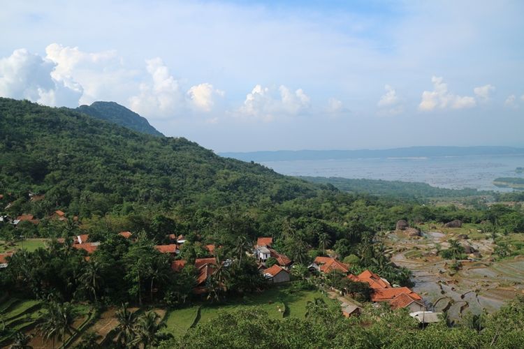 Pemandangan Waduk Jatiluhur terlihat saat memanjat Tebing Gunung Parang untuk menuju hotel gantung Padjajaran Anyar via Kampung Cisaga, Desa Sukamulya, Kecamatan Tegal Waru, Kabupaten Purwakarta, Jawa Barat, Sabtu (18/11/2017). Hotel gantung Padjajaran Anyar merupakan hotel yang berada di Tebing Gunung Parang dengan ketinggian 500 meter dari kaki tebing.