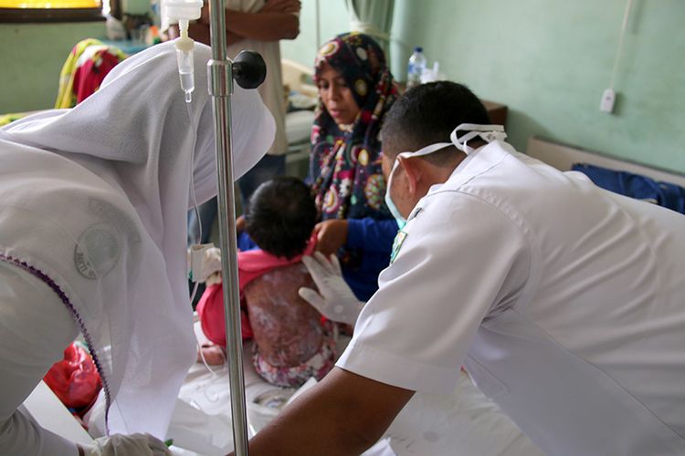 Radiansyah (11) dan Wulan Zaskia (5) kakak beradik anak dari pasangan RIdwan Dahlan (65) dan Syarimah Hasan (50) keluarga miskin yang menderita penyakit radang kulit sedang menjalani perawatan di Rumah Sakit Umum Daerah (RSUD) Dokter Fauziah Bireuen,” Seni (20/11/17).