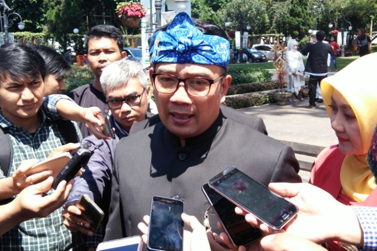 Kandidat Gubernur Jawa Barat, Ridwan Kamil saat diwawancarai wartawan di Pendopo Kota Bandung, Jalan Dalemkaum, Rabu (22/11/2017).