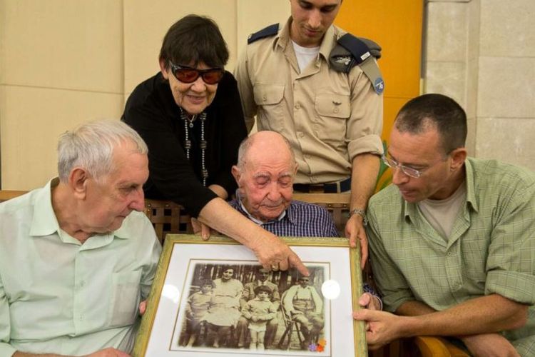 Eliahu Pietruzka yang berusia 102 tahun, bertemu keponakannya Alexandre Pietruzka yang berusia 66 tahun, setelah menanti selama 70 tahun. Sebelumnya, Eliahu mengira seluruh anggotanya tewas dalam Perang Dunia II. (ABC News)