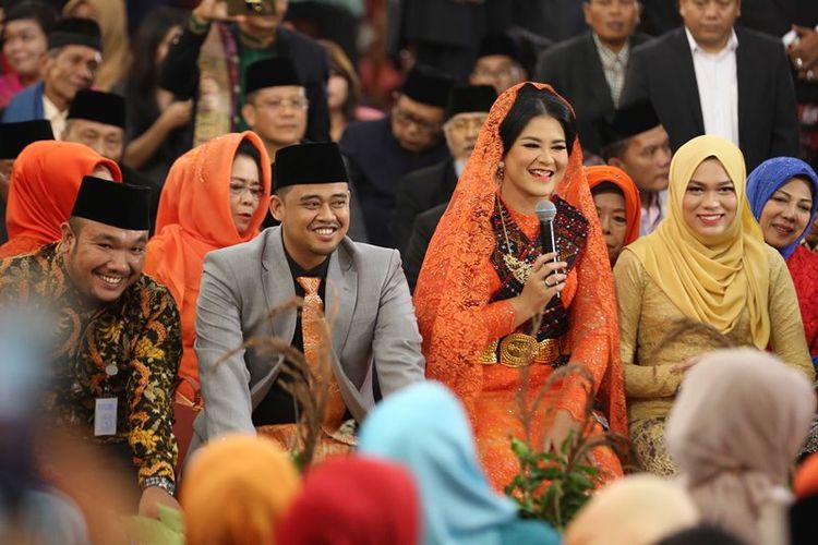 Putri Presiden Joko Widodo, Kahiyang Ayu (kedua kanan) bersama suaminya Bobby Afif Nasution mengikuti ritual adat Mangalo-alo Mora pada ngunduh mantu resepsi pernikahannya di Medan, Sumatera Utara, Jumat (24/11). Mangalo-alo Mora merupakan salah satu rangkaian prosesi adat Batak Mandailing dalam rangkaian acara ngunduh mantu putri Presiden Joko Widodo, Kahiyang Ayu dan suaminya Bobby Nasution. 