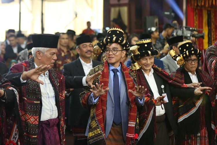 Putra Joko Widodo, Gibran Rakabuming melakukan Manortor ketika mengikuti ritual adat Mangalo-alo Mora pada ngunduh mantu resepsi pernikahannya di Medan, Sumatera Utara, Jumat (24/11). Mangalo-alo Mora merupakan salah satu rangkaian prosesi adat Batak Mandailing dalam rangkaian acara ngunduh mantu putri Presiden Joko Widodo, Kahiyang Ayu dan suaminya Bobby Nasution. 