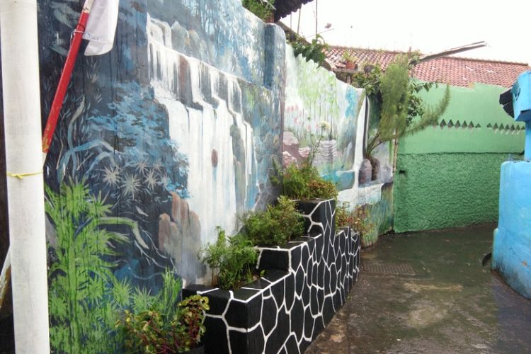 Lukisan di gang sempit di Kampung Cibunut RW 07 Kelurahan Kebon Pisang, Kecamatan Sumur Bandung