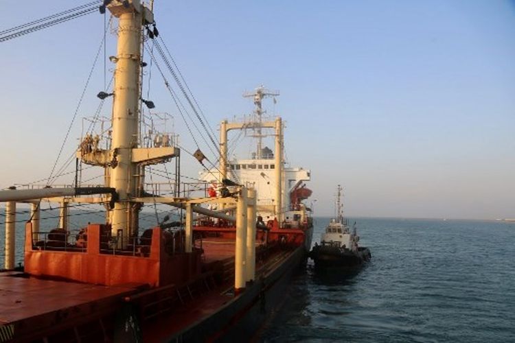 Kapal pengangkut bantuan makanan berdada di dekat pelabuhan kota Hodeidah, Yaman, pada Minggu (26/11/2017). (AFP/Abdo Hyder).
