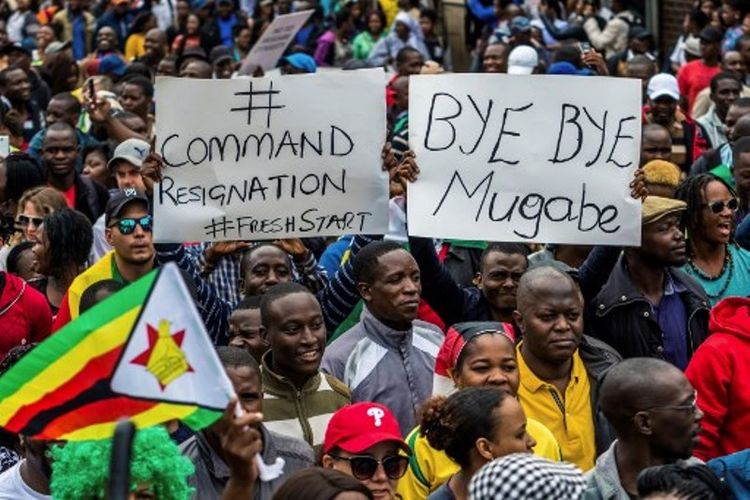 Warga Zimbabwe saat aksi mendukung pergantian presiden di Harare.