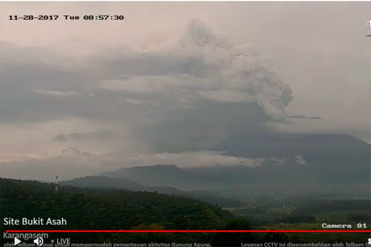 Akun YouTube Telkomsel Balinusra yang menyiarkan langsung aktivitas erupsi Gunung Agung. 