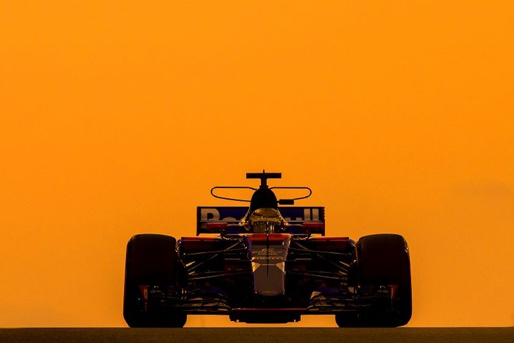 Pebalap Indonesia, Sean Gelael, menjalani sesi latihan bersama tim Scuderia Toro Rosso, di Sirkuit Yas Marina, Abu Dhabi.