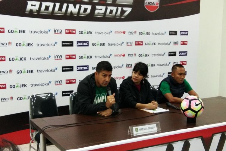 Pelatih Persebaya Surabaya Angel Alfredo Vera didampingi kapten tim Rendi Irwan, saat hadir dalam sesi konferensi pers usai laga final Liga 2 di Stadion Gelora Bandung Lautan Api (GBLA), Selasa (28/11/2017).