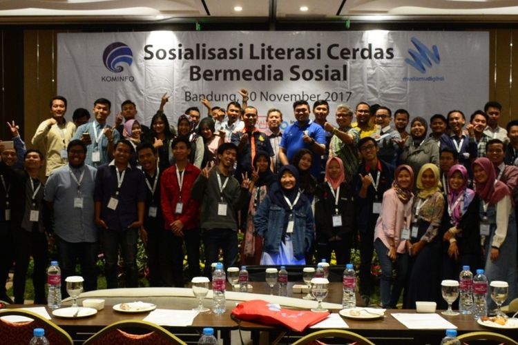 Para mahasiswa saat hadir dalam acara sosialisasi Literasi Cerdas Bermedia Sosial yang digagas oleh Kementerian Komunikasi dan Informatika di Hotel Cronw Plaza, Bandung, Kamis (30/11/2017).