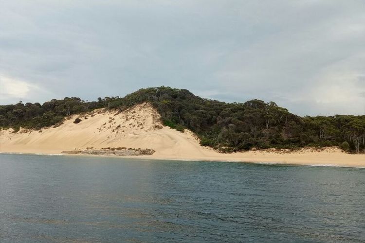 Tempat ini bernama Crescent Bay yang didominasi sebuah bukit pasir.