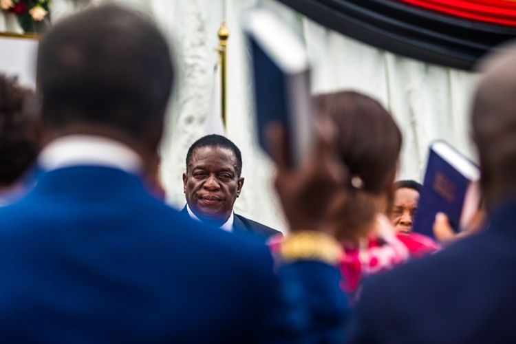 Presiden Zimbabwe Emmerson Mnangagwa memimpin pembacaan sumpah menteri kabinet pemerintahan baru, Senin (4/12/2017).