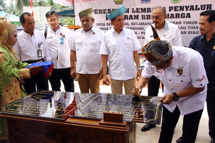 Erry Widiastono, General Manager MOR I PT Pertamina (Persero) bersama Bupati Natuna Hamid Rizal, Direktur Teknik dan Lingkungan Ditjen Migas Kementerian ESDM Patuan Alfon Simanjuntak dan Kepala BPH Migas, M. Fanshurullah Asa dalam peresmian terminal BBM satu harga di Sepempang, Bunguran Timur Kabupaten Natuna, Senin (4/12/2017).