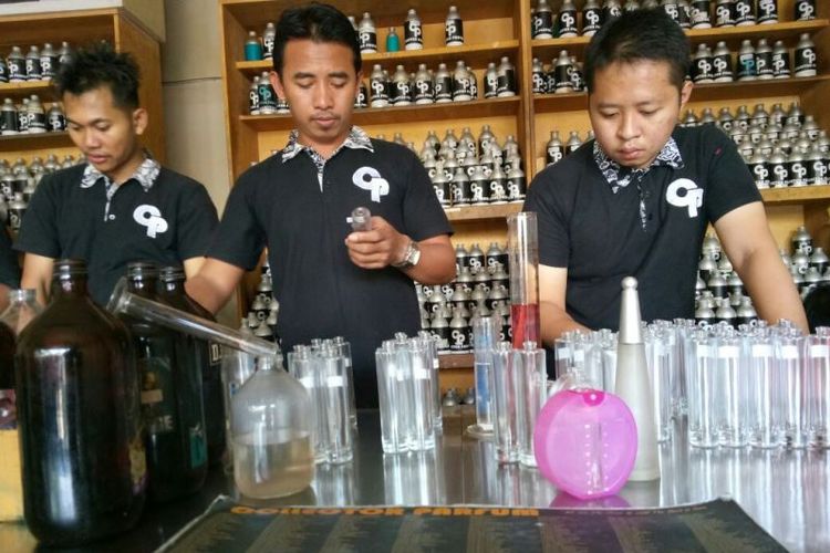 Aktivitas di Collector Parfum, toko parfum yang telah lama dikenal warga Kota Bandung. 