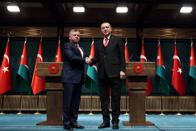 Presiden Turki Recep Tayyip Erdogan (kanan), dan Raja Jordania Abdullah II (kiri) dalam pertemuan bilateral di Ankara (6/12/2017).