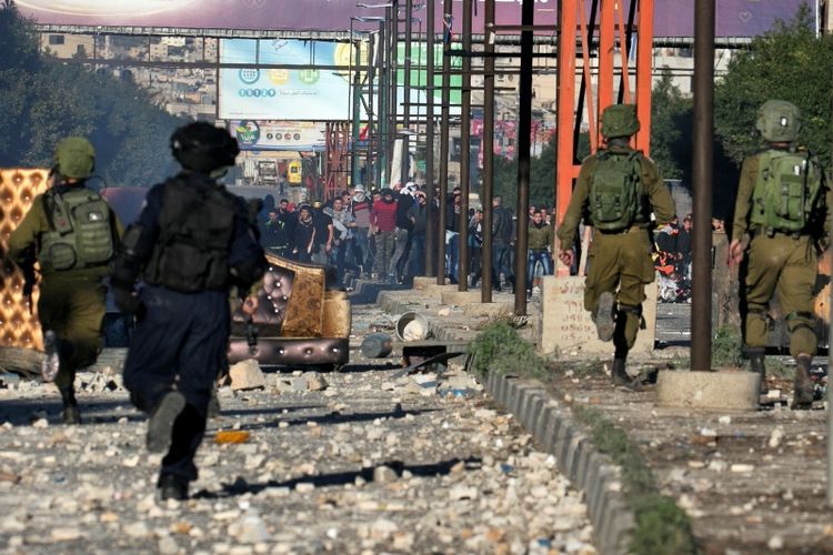 Polisi Israel terlibat bentrok dengan warga Palestina di pos pemeriksaan Hawara, sebelah selatan kota Jalur Gaza Nablus. Sejak pengakuan AS atas Yerusalem sebagai ibu kota Israel, Palestina melakukan protes hingga berujung kerusuhan. (8/12/2017)