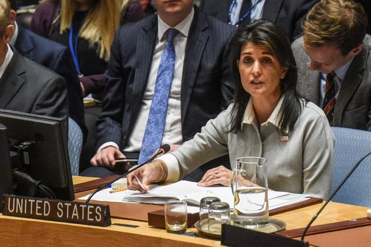 Duta Besar Amerika Serikat untuk PBB, Nikki Haley, ketika menghadiri pertemuan darurat Dewan Keamanan PBB di New York (8/12/2017).