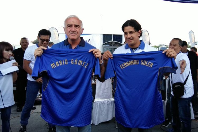 Pelatih Persib Bandung Roberto Carlos Mario Gomez bersama asistennya Fernando Soler, saat diperkenalkan manajemen Persib kepada bobotoh di Stadion Sidolig, Jalan Ahmad Yani, Minggu (10/12/2017).