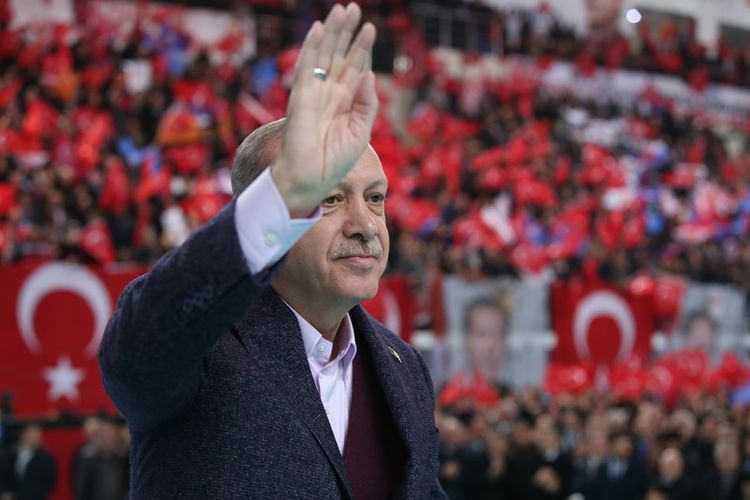 Presiden Turki Recep Tayyip Erdogan melambaikan tangan kepada pendukungnya saat berpidato di Sivas, Minggu (10/12/2017).