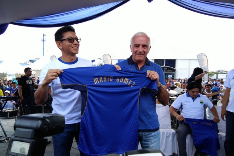 Direktur PT Persib Bandung Bermartabat (PBB) Tedy Tjahyono saat memperkenalkan pelatih baru Persib Mario Gomez di Stadion Sidolig, Jalan Ahmad Yani, Minggu (10/12/2017).
