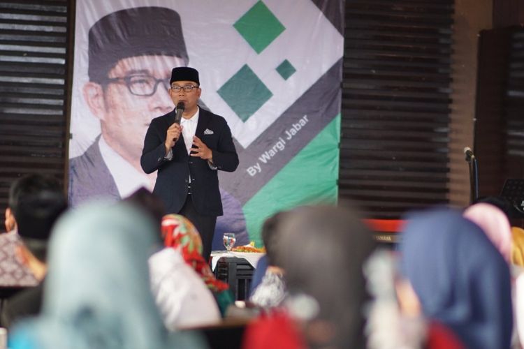 Calon gubernur Jabar, Ridwan Kamil, saat berkunjung ke kawasan Pantura pada Minggu (10/12/2017) kemarin. 