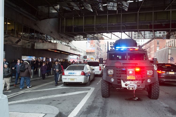 Mobil Kepolisian New York berjaga di depan Terminal Bus Pelabuhan Manhattan pasca-dilaporkan terjadi ledakan di sana (11/12/2017).