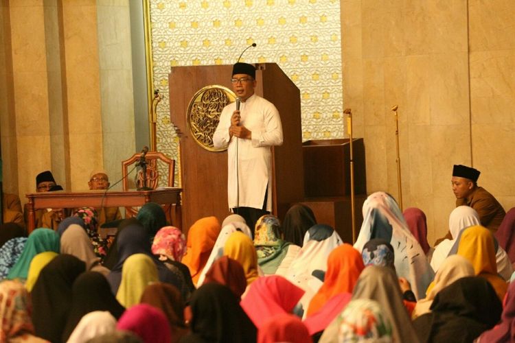 Wali Kota Bandung Ridwan Kamil saat memberikan arahan kepada para pegawai negeribsipil dalam kegiatan renungan akhir tahun di Masjid Al-Ukhwah, Jalan Wastukancana, Selasa (12/12/2017).