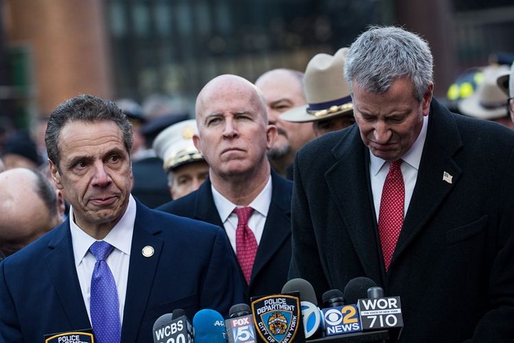 Gubernur New York Andrew Cuomo, Komisaris Polisi Kota New York James ONeill, dan Wali Kota New York Bill de Blasio mengadakan konferensi pers di luar Terminal Bus New York Port Authority, Senin (11/12/2017) di New York City, Amerika serikat. (AFP/Drew Angerer)