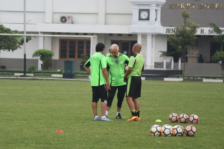 Pelatih baru Persib Bandung, Mario Gomez saat berdiskusi dengan dua asistennya, Fernando Soler dan Herry Setyawan dalam sesi latihan perdananya di Lapangan Sesko AD, Jalan Gatot Subroto, Rabu (13/12/2017).