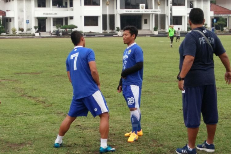 Gelandang Eka Ramdani hadir dalam latihan perdana Persib di Lapangan Sesko AD, Jalan Gatot Subroto, Rabu (13/12/2017) sore. 