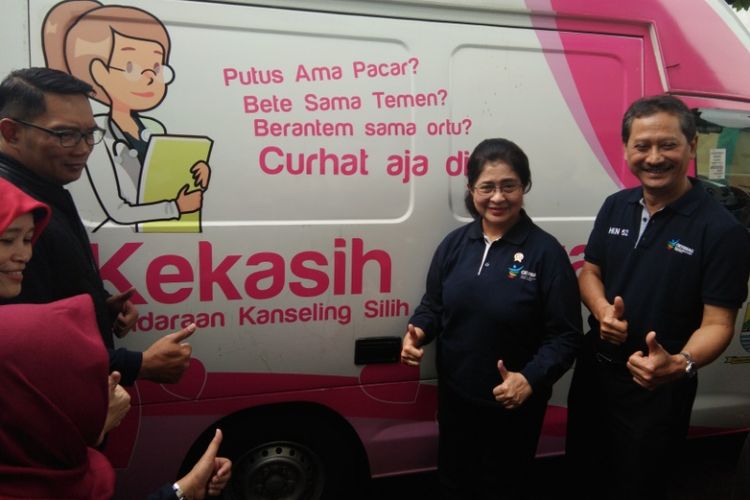 Menteri Kesehatan Nila Moeloek didampingi Wali Kota Bandung Ridwan Kamil saat berfoto di depan mobil Kendaraan Konseling Silh Asih (Kekasih) di Puskesmas Garuda, Bandung, Kamis (14/12/2017).