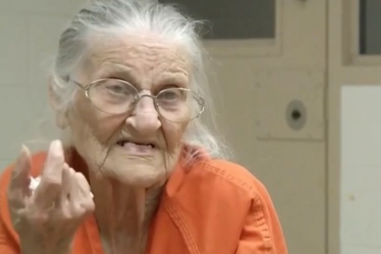Juanita Fitzgerald yang telah berusia 93 tahun diusir dari panti jompo karena tak membayar sewa selama tiga bulan dan dipenjara.
