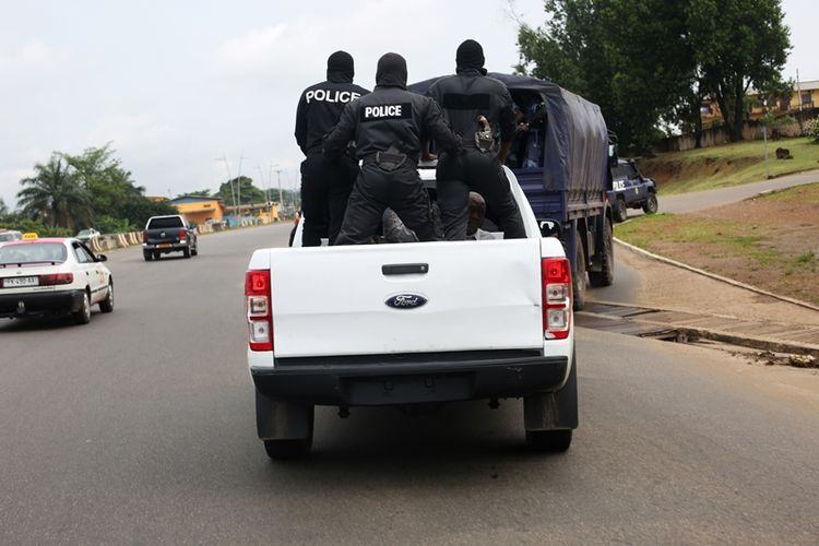 Polisi Gabon melakukan patroli di Libreville. Hal ini terjadi pasca-penusukan terhadap dua jurnalis Denmark oleh pria berkebangsaan Nigeria (17/12/2017)