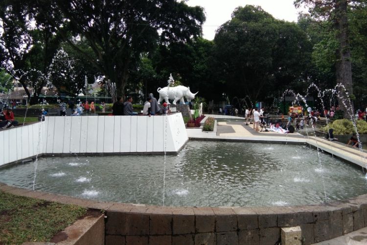 Sejumlah pengunjung saat menikmati air mancur dan wahana bermain air di Taman Badak Balai Kota Bandung, Jalan Wastukancana, Selasa (19/12/2017).